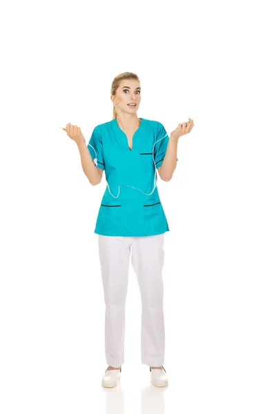 Молодая шокированная медсестра держит капельницу — стоковое фото