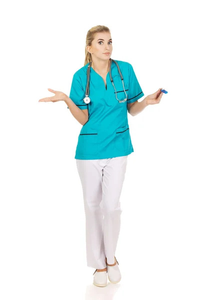 Suprised θηλυκό νοσοκόμα ή γιατρός ψάχνει για θερμόμετρο — Φωτογραφία Αρχείου