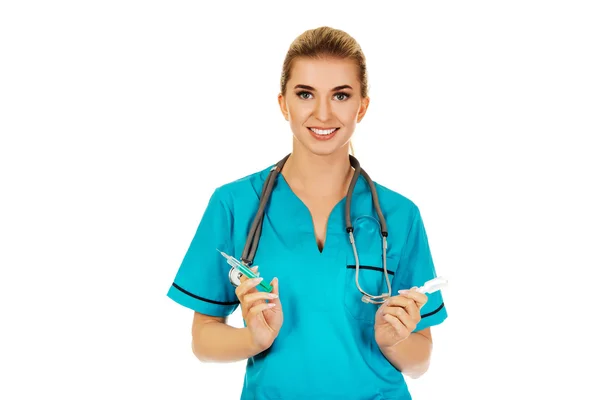 Enfermeira ou médica a preparar uma injecção — Fotografia de Stock
