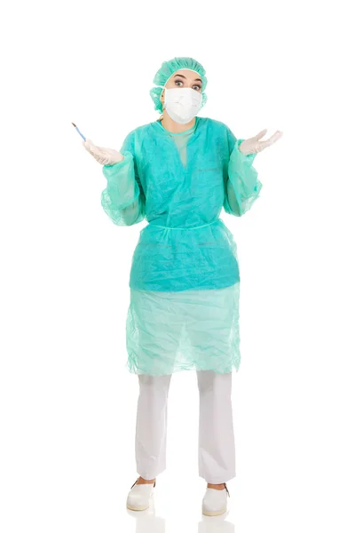 Surprised female surgeon doctor with a scalpel — Stock Photo, Image