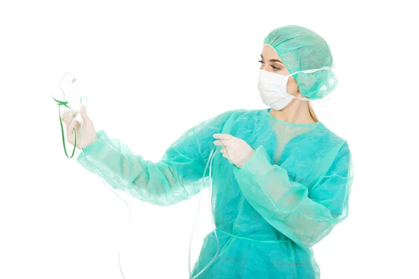 Mujer anestesióloga joven sosteniendo una máscara de oxígeno —  Fotos de Stock