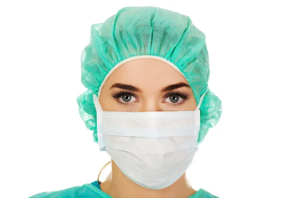 防護マスクの女性外科医医師 — ストック写真