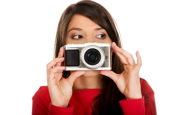 Mulher tirando uma foto com uma câmera . — Fotografia de Stock