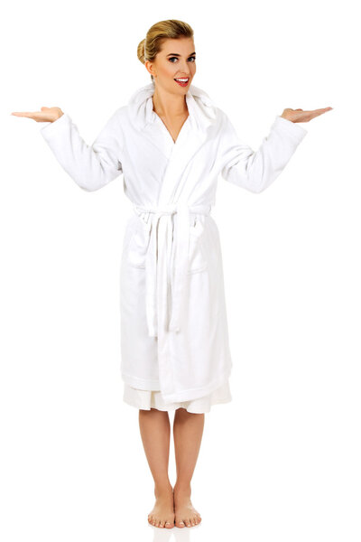 Молодая счастливая женщина после ванны держит Somathing
.