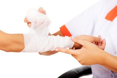 Genç gülümsemek kadın doktor el sarmak