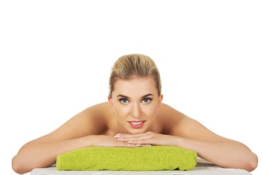 Genç kadın rahatlatıcı spa gülümse