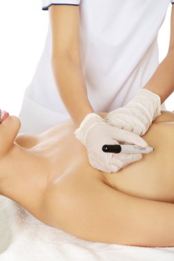 Genç kadın meme ameliyatından önceki.