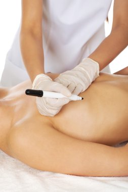 Genç kadın meme ameliyatından önceki.