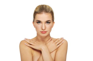 Omuz ellerinde olan üstsüz kadın.