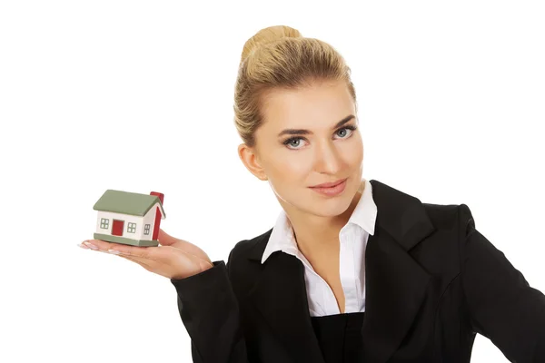 Щаслива бізнес-леді тримає модель будинку — стокове фото