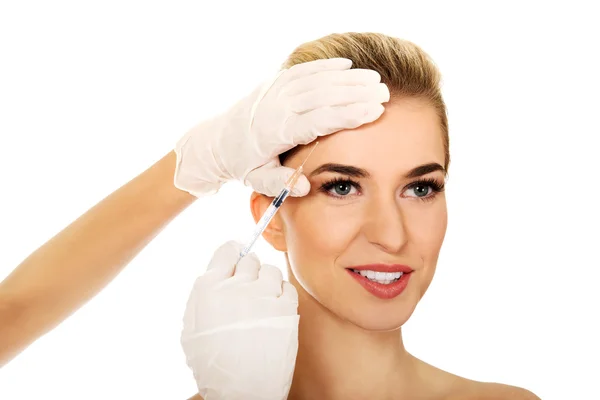 Young smiled woman is having facial botox injection. — Stock Photo, Image