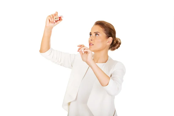 Jovem empresária escreve algo grande caneta — Fotografia de Stock