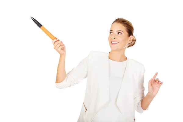 Giovane donna d'affari punta qualcosa di grande penna — Foto Stock