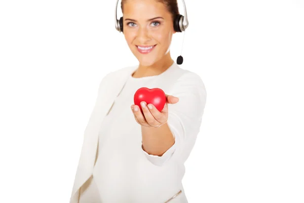 Happy call center kvinna med hjärtat leksak — Stockfoto