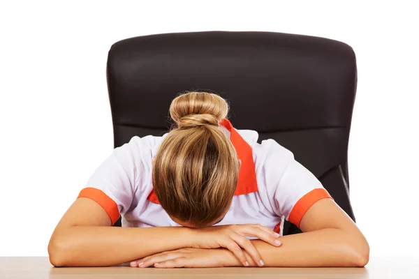 Moe jonge vrouwelijke ofde verpleegster slapen op het Bureau — Stockfoto