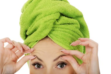 kadın alnındaki kırışıklık denetleme.