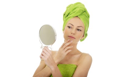 Bir ayna ile güzel kadın.