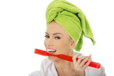 büyük boy diş fırçası ile güzel kadın.