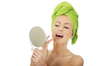 Bir ayna ile güzel kadın.