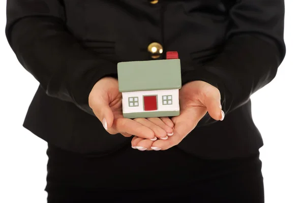 Joven empresaria presentando una casa modelo — Foto de Stock