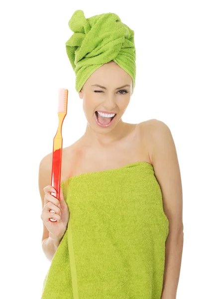 Mooie vrouw met oversized tandenborstel. — Stockfoto