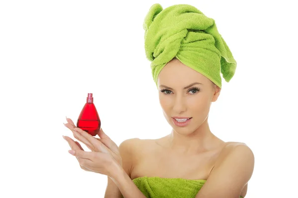 Hermosa mujer con botella de perfume . — Foto de Stock