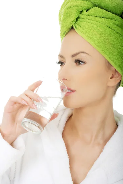 Mujer en albornoz bebe agua . — Foto de Stock