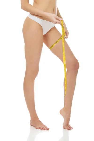 Slim woman measuring her thigh. — Stock Photo, Image