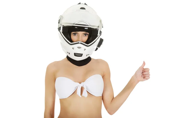女人在大拇指的摩托车头盔. — 图库照片
