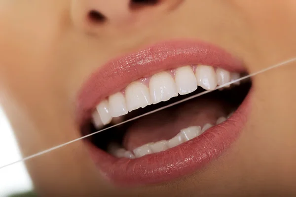 Mujer usando hilo dental . —  Fotos de Stock