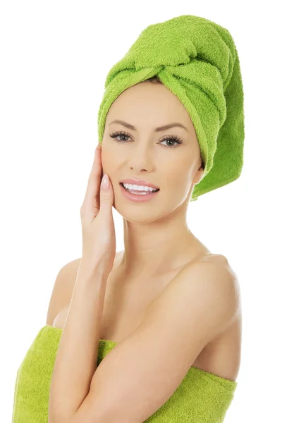 Bellezza donna con asciugamano turbante . — Foto Stock