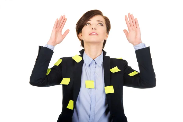 Mujer con tarjetas adhesivas y manos arriba . —  Fotos de Stock