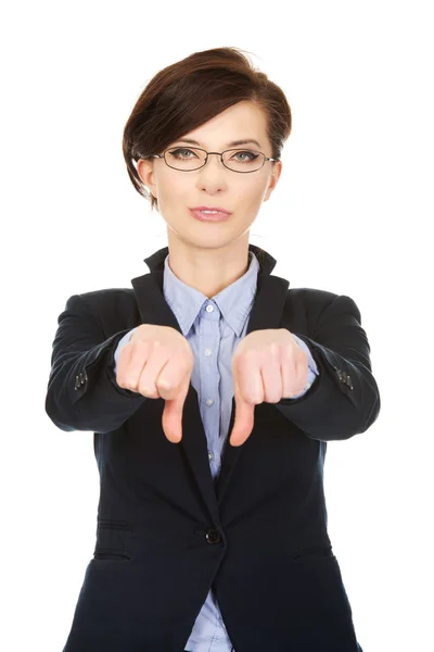 Mujer de negocios mostrando pulgares hacia abajo . — Foto de Stock