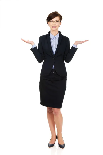 Businesswoman showing two empty hands. — Stock Photo, Image