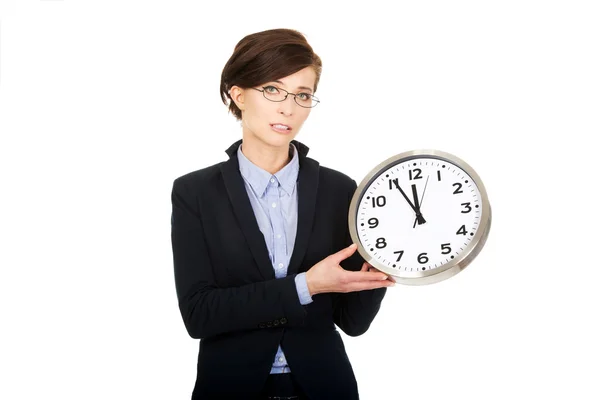 Podnikání žena drží hodiny v rukou. — Stock fotografie