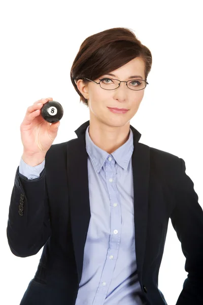 Mujer de negocios sosteniendo ocho bolas de billar . —  Fotos de Stock