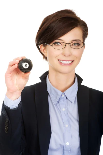 Mujer de negocios sosteniendo ocho bolas de billar . — Foto de Stock