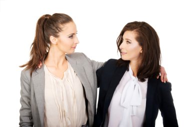 Birbirini kucaklayan iki kadın..