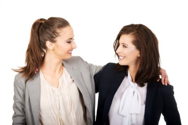 Birbirini kucaklayan iki kadın..