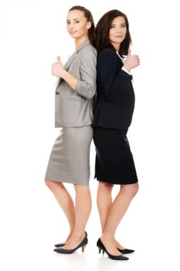 Başparmak yukarıya ile iki iş kadınları.