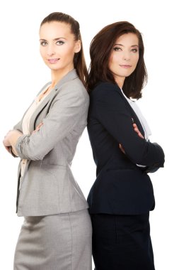 İki işkadını birbirine yaslanmış.