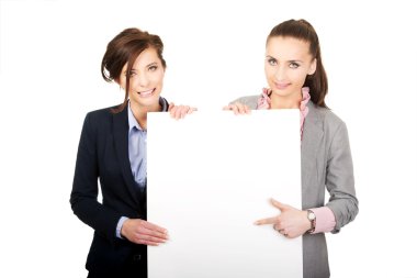 Bir büyük beyaz tahta taşıyan iki iş kadınları.