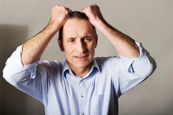 Retrato de homem frustrado puxando o cabelo — Fotografia de Stock