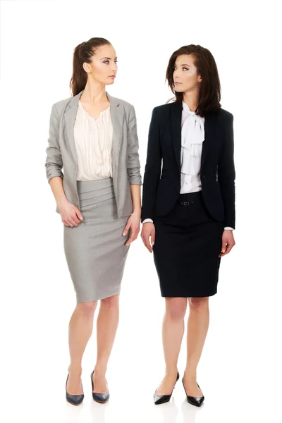 Two women in office outfits looking at each other. — Stock Photo, Image