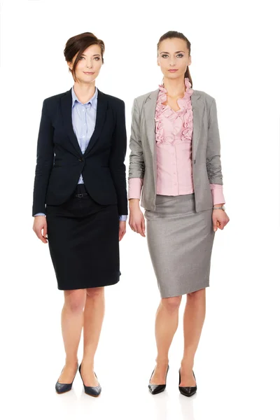 Deux femmes portant des tenues de bureau . — Photo