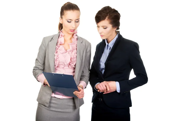 Two businesswomans discussing with eachother. — Stock Photo, Image