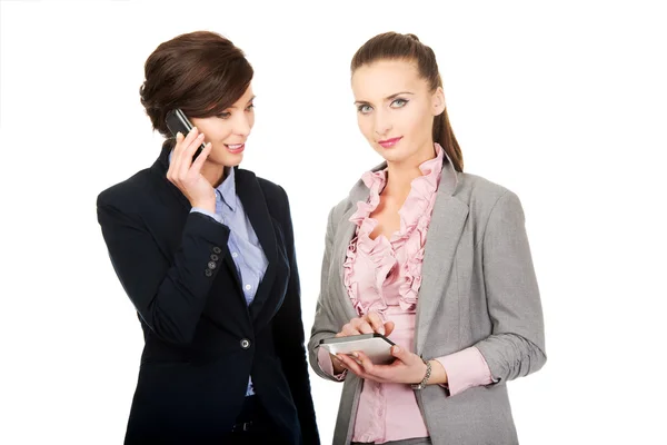 Two businesswomans discussing with eachother. — Stock Photo, Image