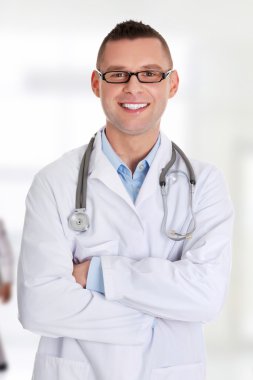 Kendine güvenen genç tıp doktoru