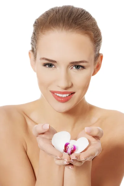 Retrato de mulher nua com flor de orquídea branca — Fotografia de Stock