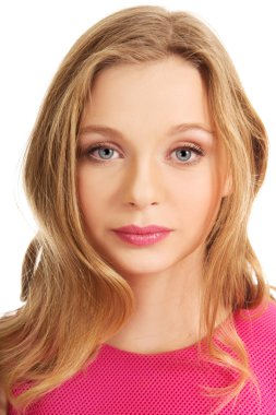 Parlak makyajlı güzel bir kadın.